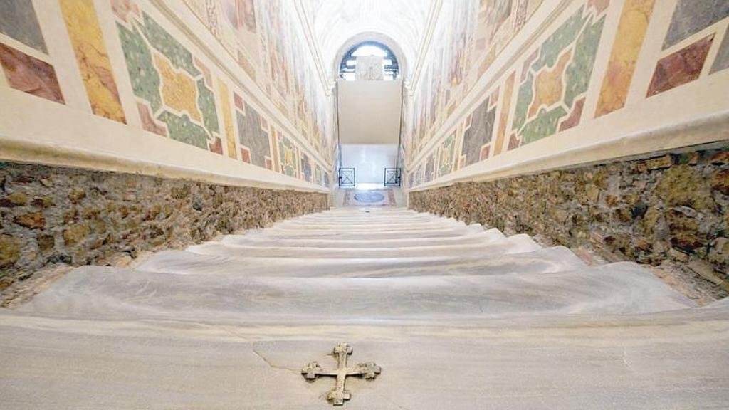 SALENDO IN GINOCCHIO LA SCALA. QUELLA “SANTA”