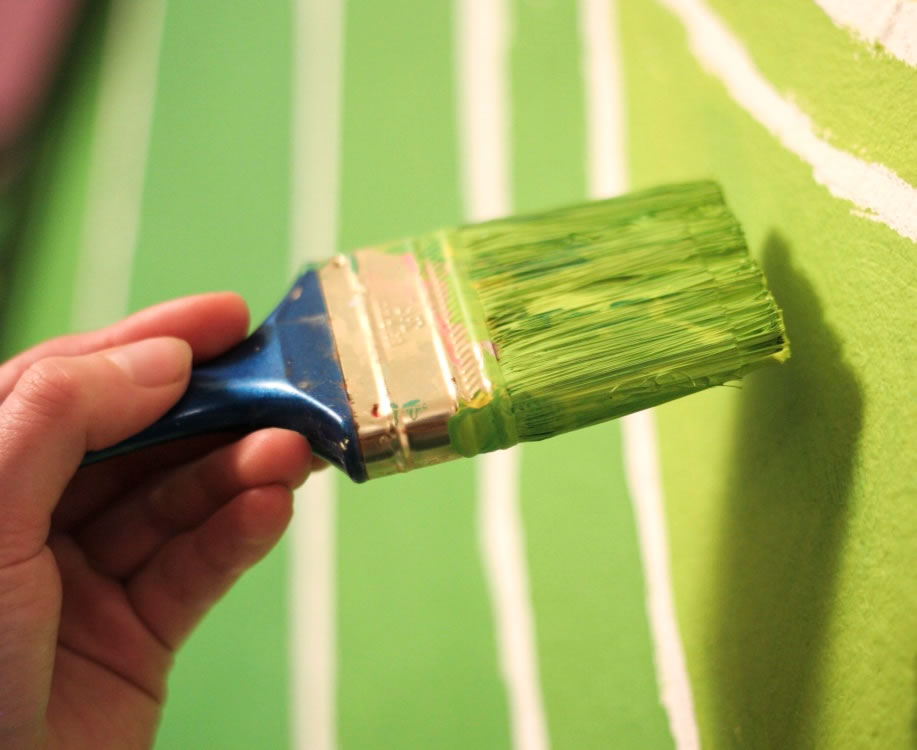 UN SEMAFORO, UN NIDO, UN TENENTE, GAFFES E PENNELLI, UN MINISTRO, LE DIMISSIONI, IL NUOVO STIPENDIO, LA CIOFECA. E LA CARITAS.