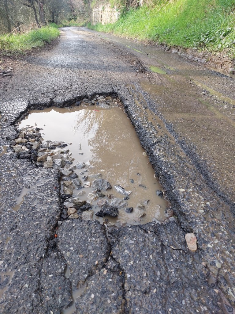 TANTE BUCHE CON E SENZA ACQUA, UN MASCHERONE D’ORO E UNA “PAPERA” DI SALVATAGGIO. PER LA PIAZZA.
