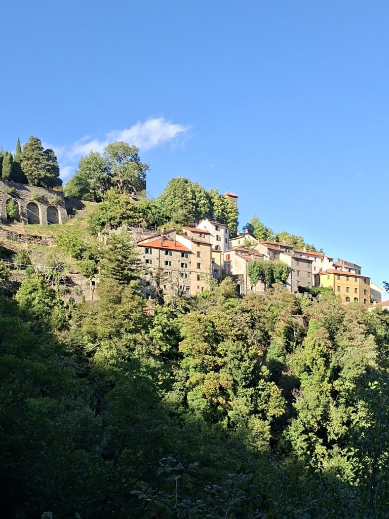 UN GIORNO DI AGOSTO NELL’OSTELLO DI SAMBUCA RAGIONANDO (IN POSITIVO) DI TERRE ALTE